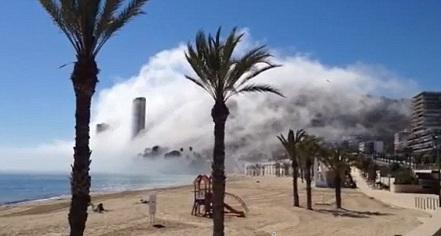 【世界の終わり？】不気味な雲がビーチを襲う！【映像あり】