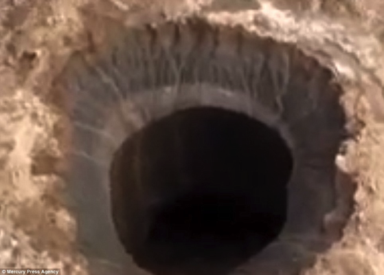 【ほぼほぼ地底人】シベリアで謎の巨大な穴が発見される！