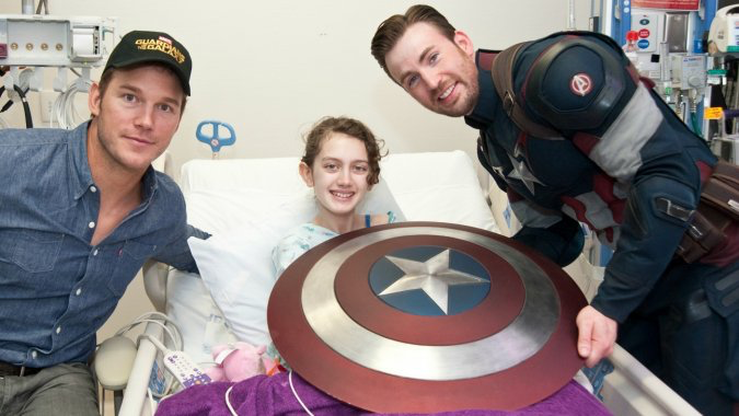 キャプテン・アメリカがスターロードことクリス・プラットを伴い病院を慰問！