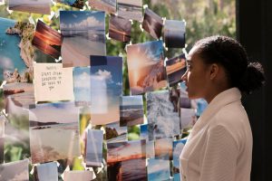 『キングコング：髑髏島の巨神』主演トム・ヒドルストンの場面写真が公開「経験豊富な自然主義者」